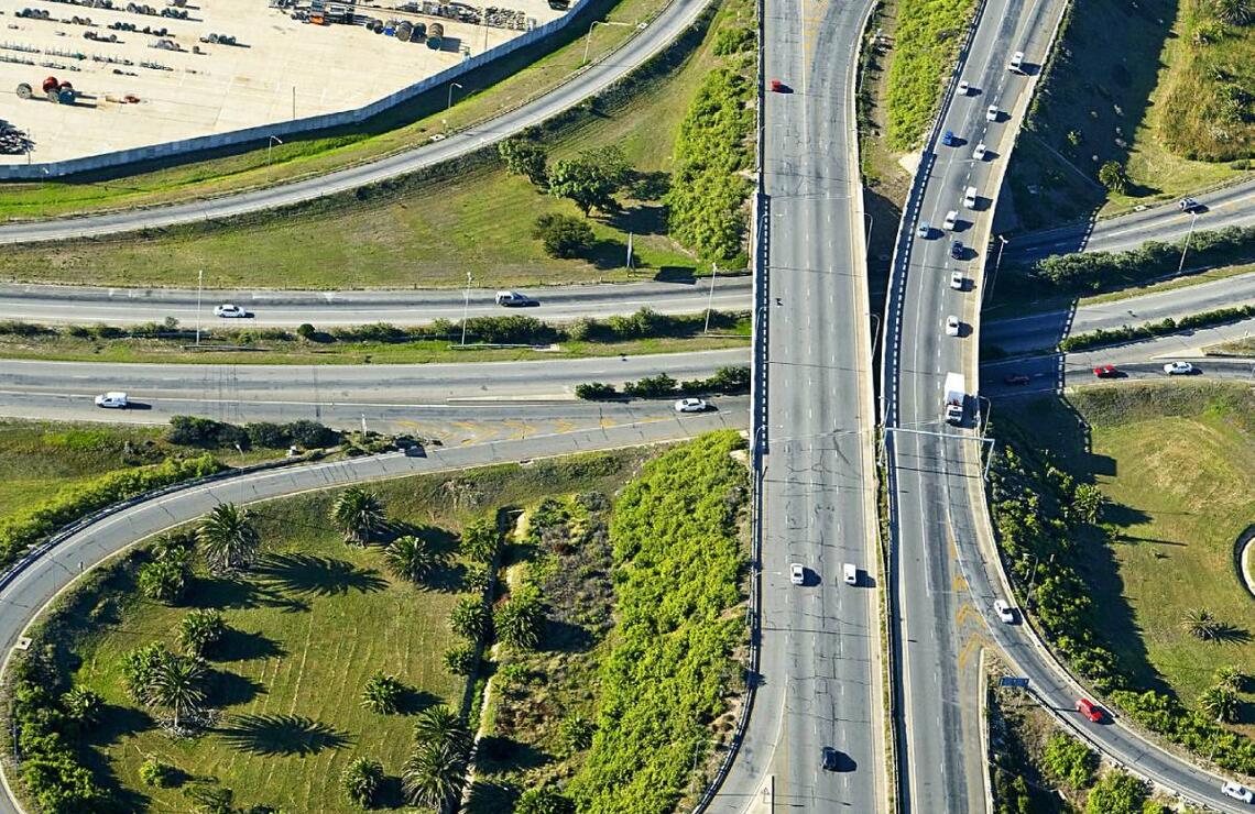 Vue aérienne d’une autoroute de Port Elizabeth, en Afrique du Sud. SHUTTERSTOCK