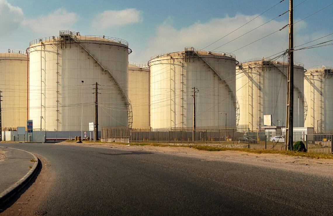 Réservoirs de carburant au port de Matola. SHUTTERSTOCK