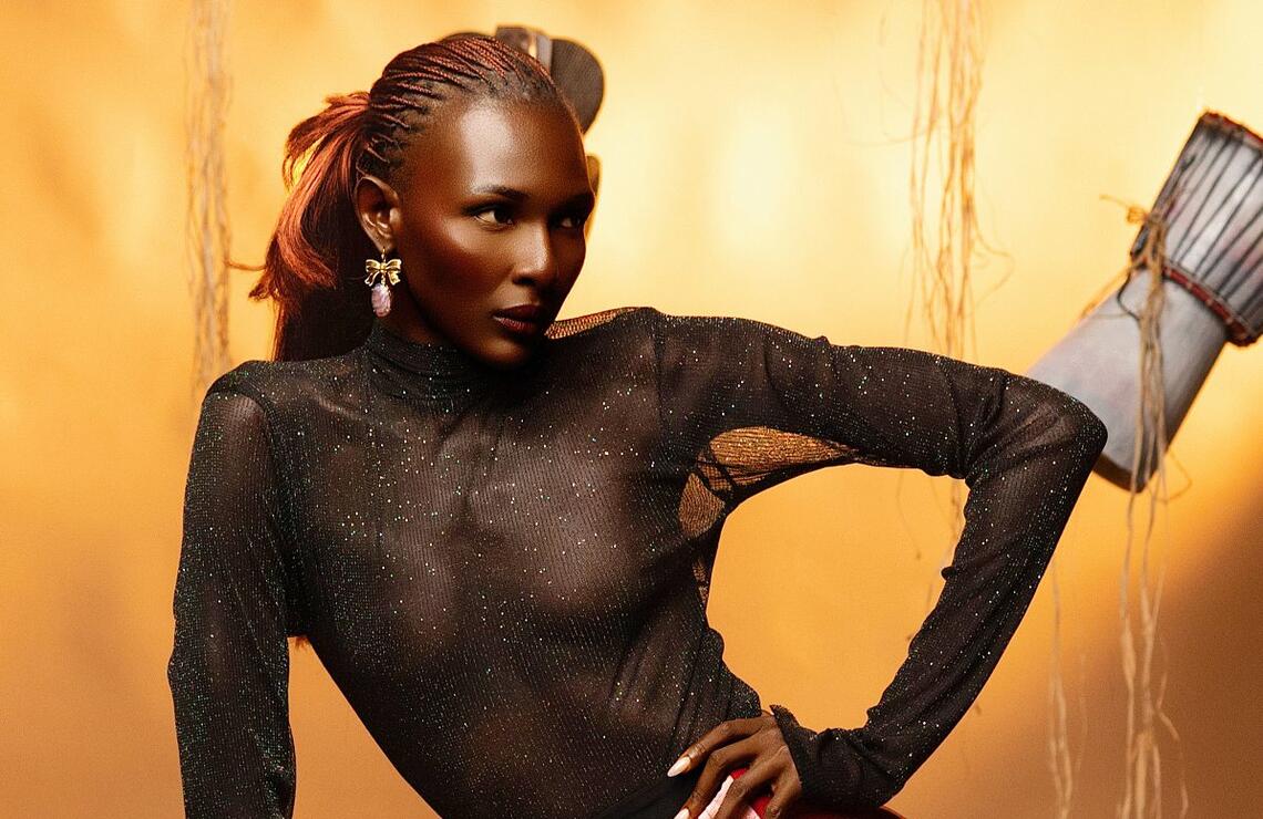 Inspiré par l’univers de la Famille Addams, le créateur a revisité la silhouette de Morticia Addams dans cette «œuvre unique qui mêle mystère, élégance et profondeur culturelle». DR