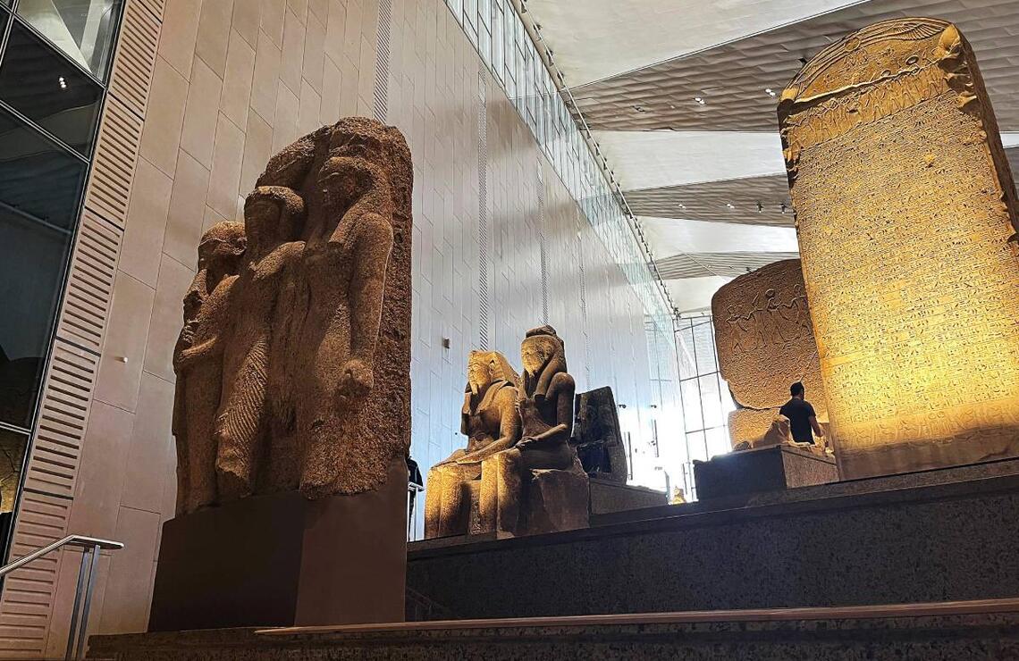 Des statues monumentales trônent sur le grand escalier du hall d’entrée du musée. DR