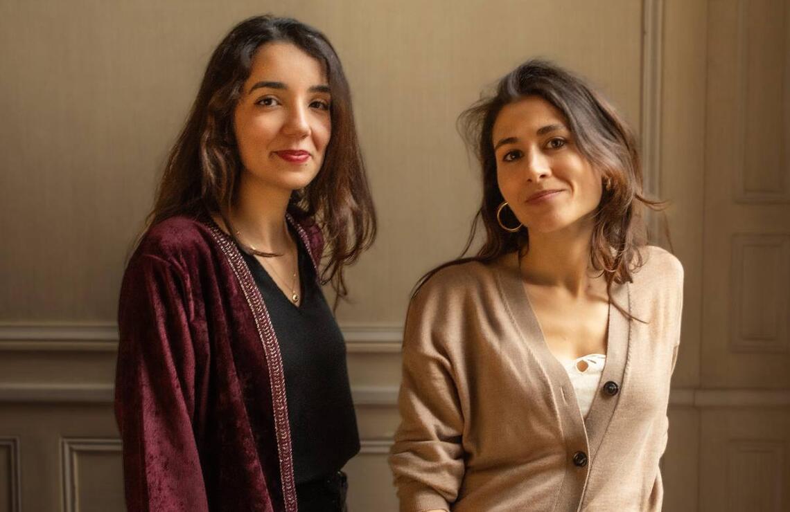 Hajar Azell à gauche, Amina Damerdji à droite, dans les locaux de Gallimard, à Paris. AMANDA ROUGIER