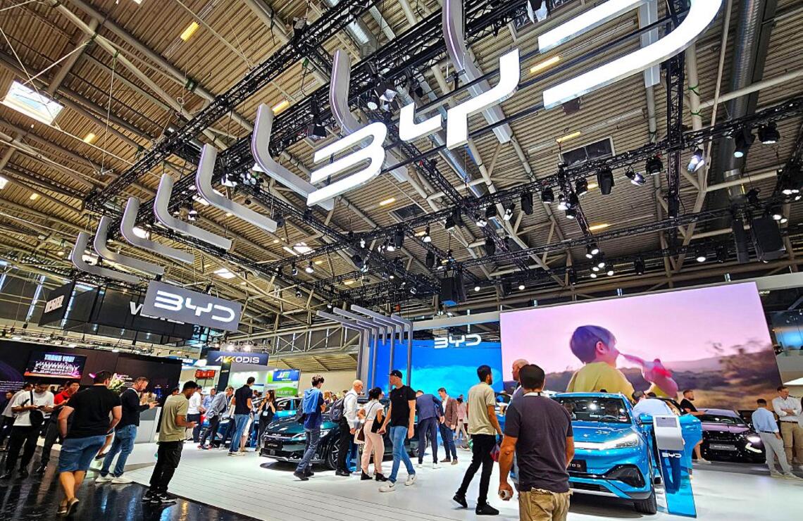 Le stand de BYD, première marque automobile chinoise de véhicules électriques, au salon de l’automobile IAA Mobility, à Munich. ALAMY