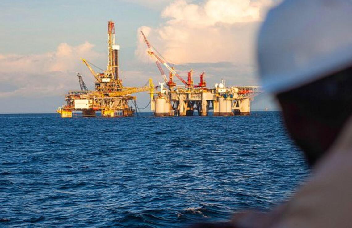 Une plate-forme pétrolière d’exploration offshore d’Afrique de l’Ouest. SHUTTERSTOCK