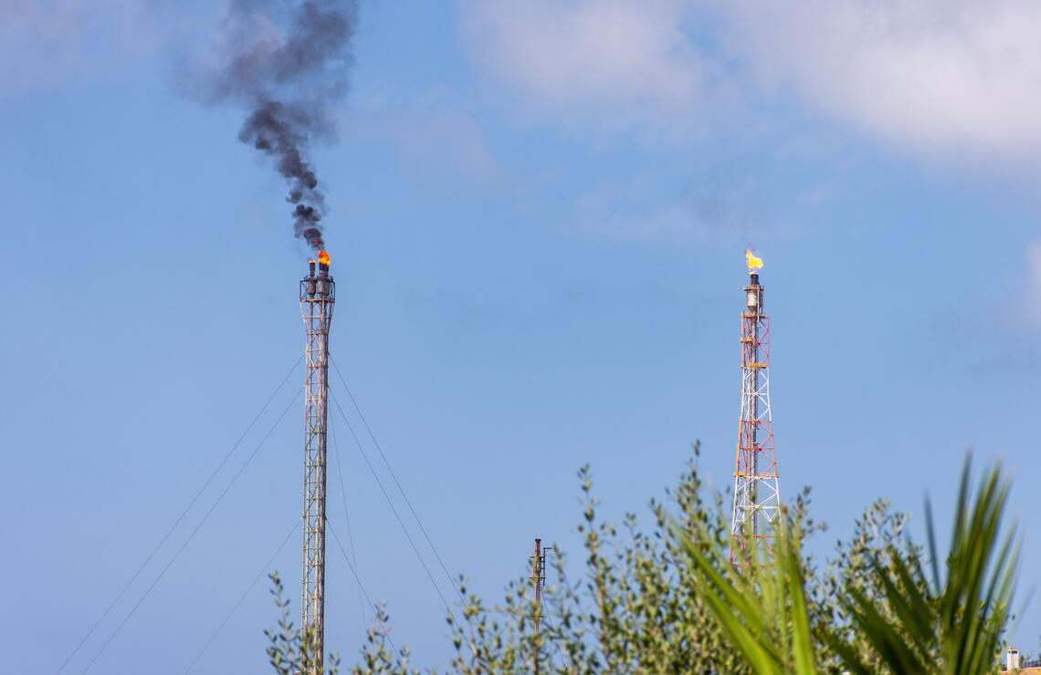 Torchère de gaz à la raffinerie de Skikda en Algérie. Shutterstock
