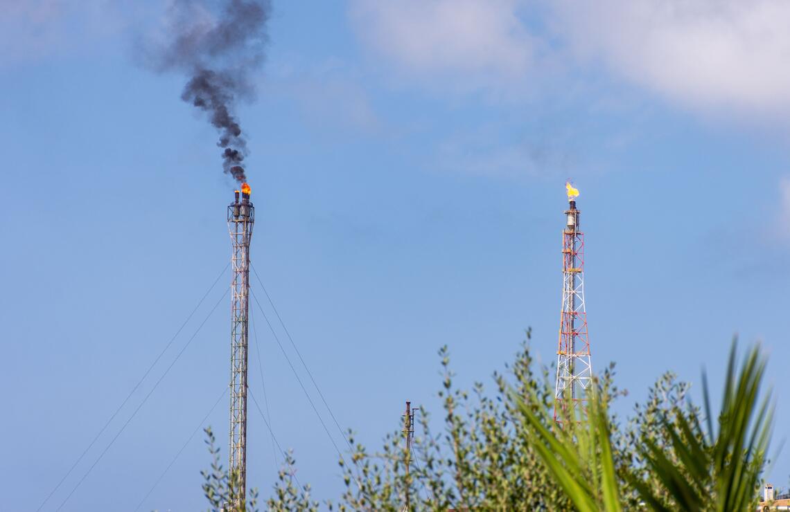 Torchère de gaz à la raffinerie de Skikda en Algérie. Shutterstock