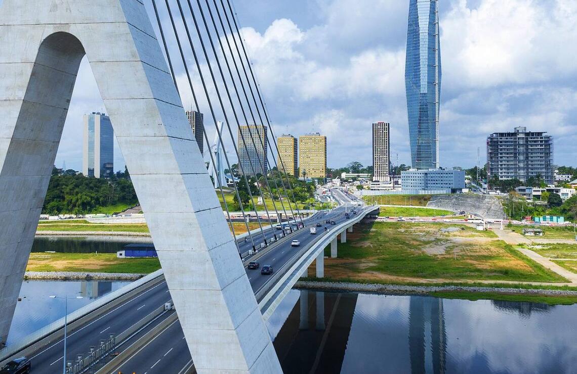Les haubans du pont Alassane Ouattara, en direction du Plateau, surplombé par la tour F. NABIL ZORKOT