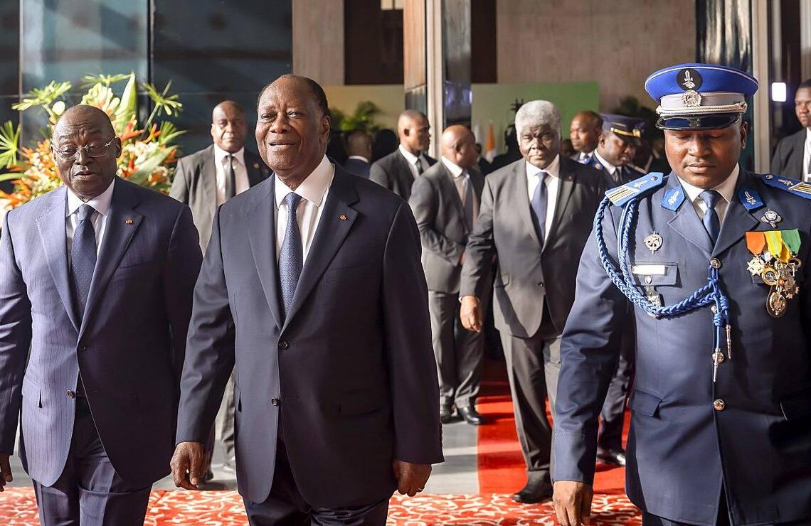 Le chef de l’État Alassane Ouattara aux côtés du vice-président Tiémoko Meyliet Koné (à gauche) et du Premier ministre Robert Beugré Mambé (en arrière-plan à droite), le 29 janvier 2026. DR