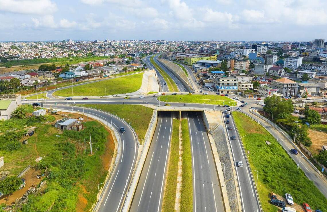 L’autoroute Y4, à deux fois deux voies, permet de contourner Abidjan. NABIL ZORKOT