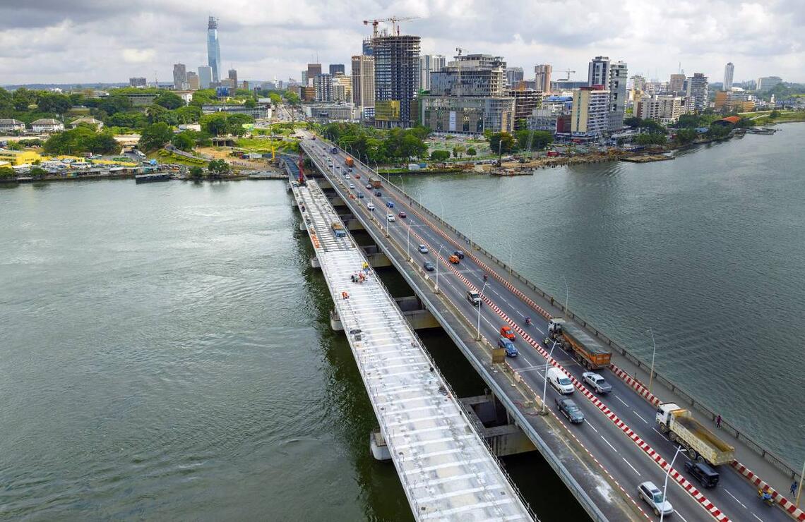Construction de la ligne 1 du métro d’Abidjan, en parallèle du pont Félix Houphouët-Boigny. NABIL ZORKOT