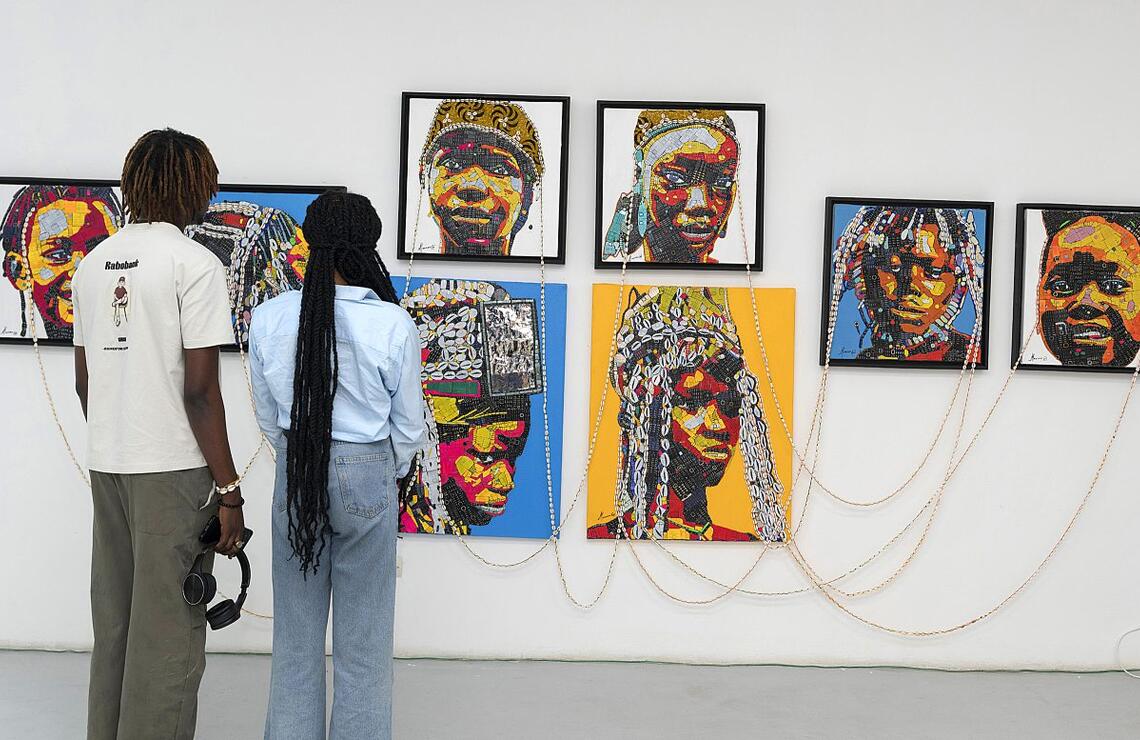 Dans la Jacobleu Art Gallery, à Abidjan, qui présente ici des œuvres de Mounou Désiré Koffi. NABIL ZORKOT