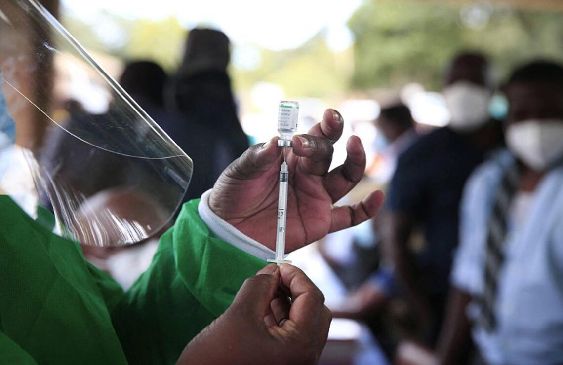 Un infirmier s’apprête à injecter une dose de vaccin contre le Covid-19 à un patient, à Harare, le 18 février 2021. ALAMY