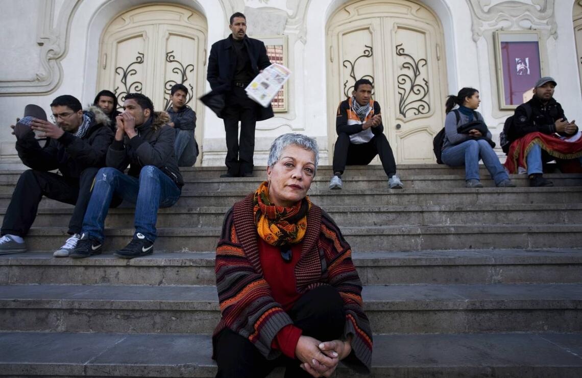 Frida sur les marches du théâtre de Tunis. Crédit : REA
