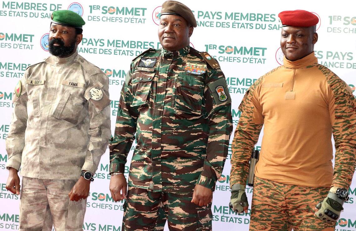 Le 6 juillet 2024, à Niamey, au Niger. Les dirigeants des pays de l’Alliance des États du Sahel: le général Assimi Goïta (Mali), le général Abdourahamane Tiani (Niger) et le capitaine Ibrahim Traoré (Burkina Faso). ALAMY