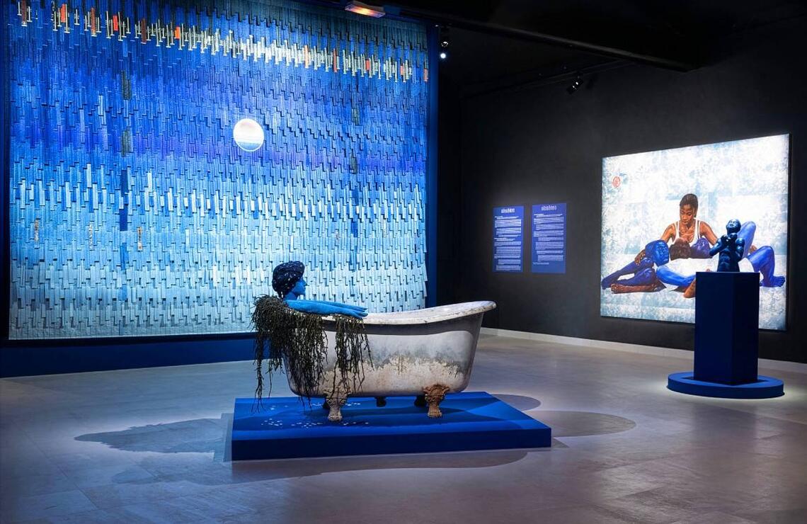 Au centre, une installation de Beya Gille Gacha; à gauche, une tapisserie d’Abdoulaye Konaté; à droite, une sculpture de Jean David Nkot. DR