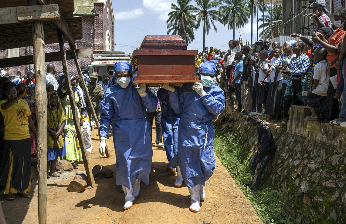 Des professionnels de santé portent le cercueil de Sylvestre Atama lors de sa procession funéraire à Mongbwalu, en RDC, le 25 mai 2026. ARLETTE BASHIZI/THE NEW YORK TIMES-REDUX-REA
