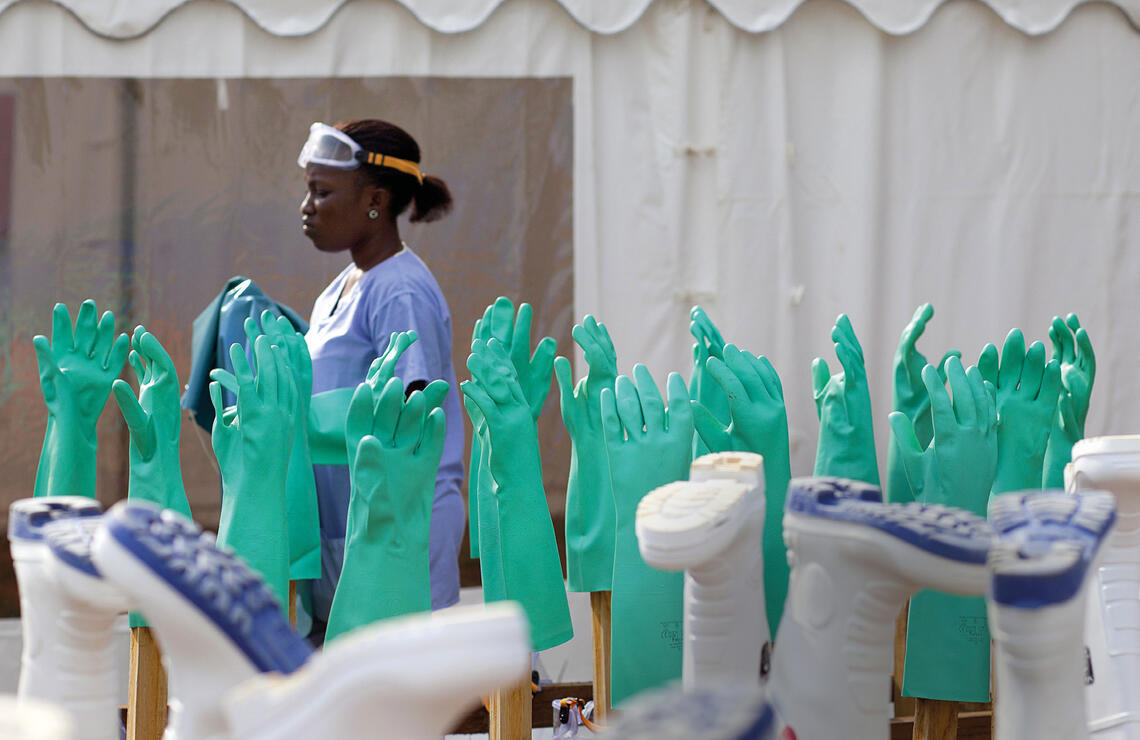 Une soignante à Port Loko, en Sierra Leone. ABBIE TRAYLER SMITH/PANOS-REA