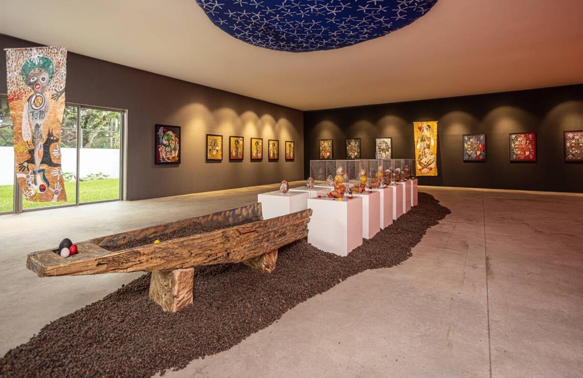 Vue de l'exposition Le temps du rêve de l’enfant Architectures invisibles & Architectures invisibles Rêves en miroir, Galerie Cécile Fakhoury Abidjan, 2026. ©Issam Zejly - Suprême Communication