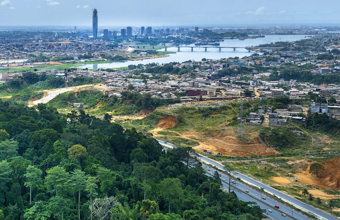 Abidjan en contraste : le parc national du Banco au premier plan, et, derrière, le Plateau et la tour F. NABIL ZORKOT