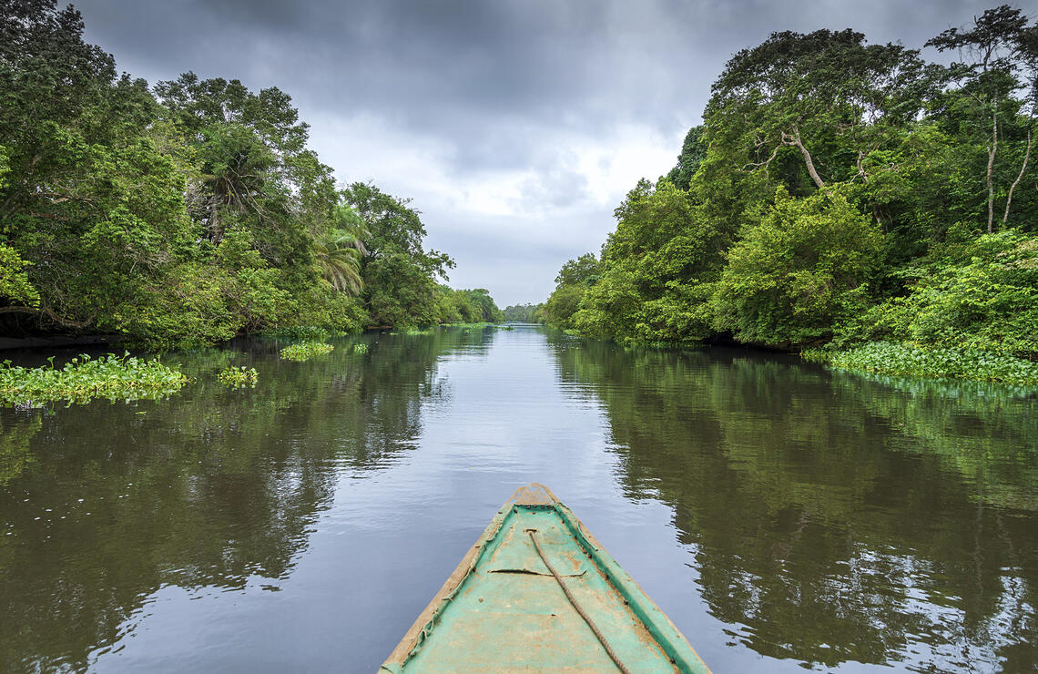 Le canal d'Azagny relie la lagune de Grand-Lahou à celle d'Ébrié sur 18 kilomètres. NABIL ZORKOT
