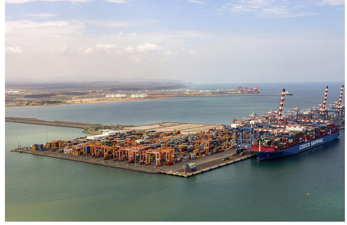 Le Doraleh Container Terminal (DCT) et ses nombreux conteneurs à quai. En arrière-plan, le Doraleh Multipurpose Port (DMP). CAMILLE MASSIDA/REA