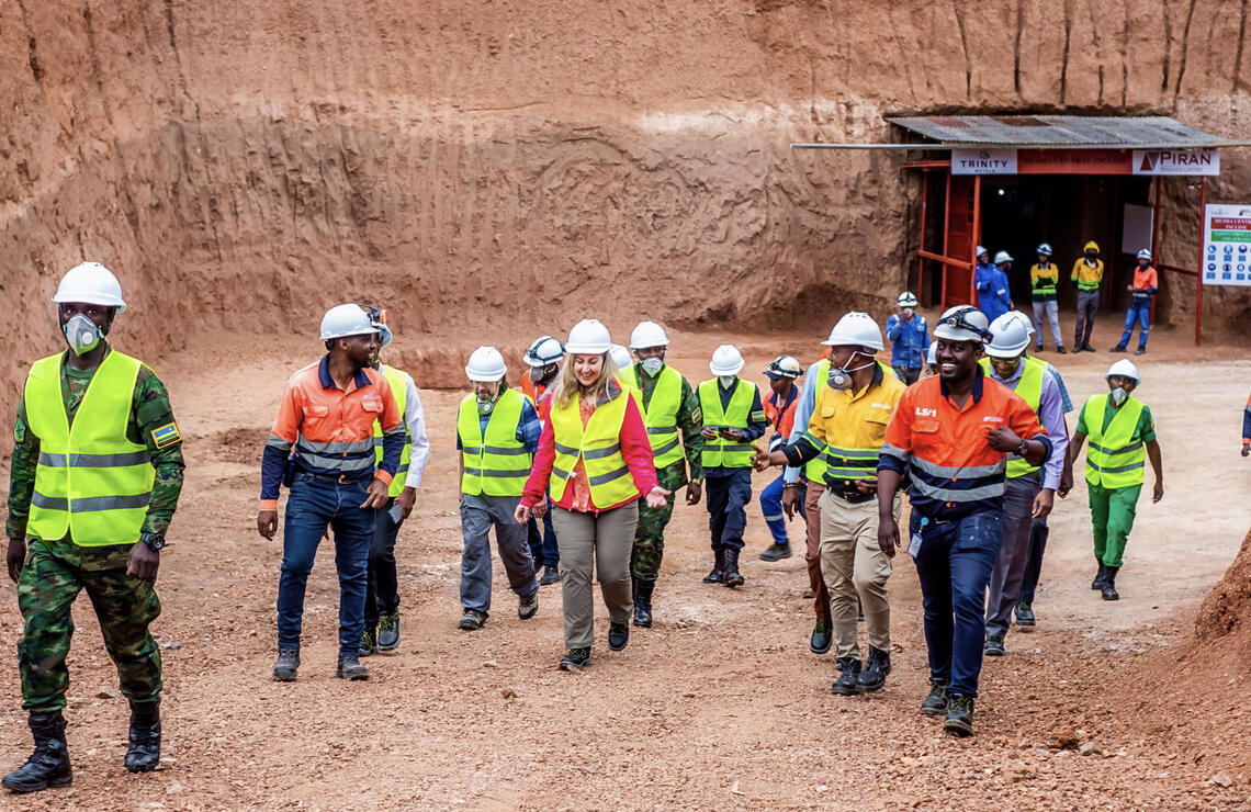 Une délégation visite l'une des mines de Trinity Metals. DR