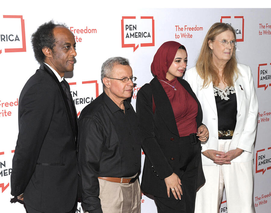 Le 15 mai 2025, lors du gala de la fondation PEN America, au musée américain d'Histoire naturelle, à New York. De gauche à droite : Dinaw Mengestu, Abdelfattah Galal, Naeira Galal et Jennifer Finney Boylan.