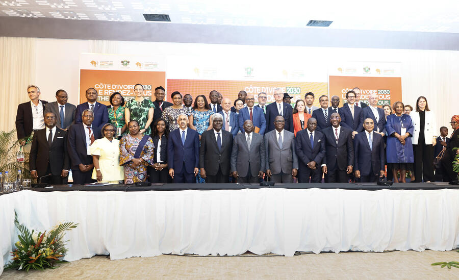 Réunion, les 8 et 9 juillet, du Groupe consultatif pour le financement du PND. Au centre, de gauche à droite : le président de la BAD, Sidi Ould Tah ; le Premier ministre, Robert Beugré Mambé ; le vice-président, Tiémoko Meyliet Koné ; le vice-Premier ministre, Téné Birahima Ouattara ; le vice-président de la Banque mondiale, Ousmane Diagana ; le ministre du Plan et du Développement, Souleymane Diarrassouba ; le ministre de l'Économie, des Finances et du Budget, Adama Coulibaly. DR