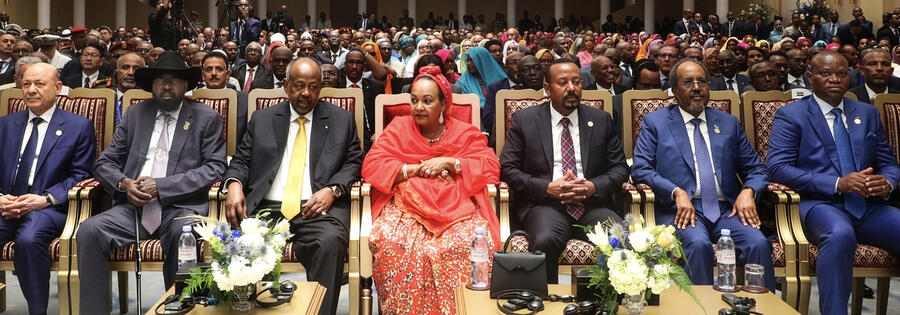 De gauche à droite : le président du Yémen, Rashad Al-Alimi ; le président sud-soudanais, Salva Kiir ; le président djiboutien, Ismaïl Omar Guelleh ; la Première dame, Kadra Mahamoud Haïd ; le Premier ministre éthiopien, Abiy Ahmed ; le président somalien, Hassan Cheikh Mohamoud ; le président gabonais, Brice Clotaire Oligui Nguema. PRÉSIDENCE DJIBOUTI/ABOU