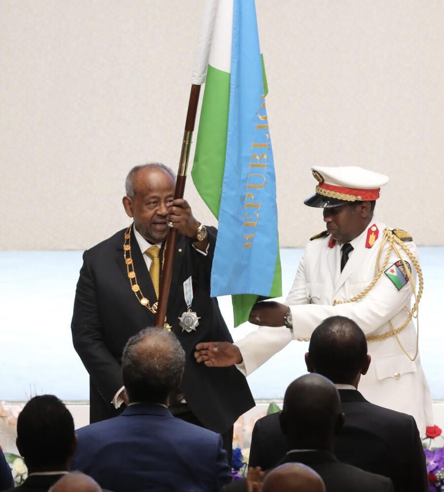 Lors de la cérémonie, le drapeau national est remis officiellement au président. PRÉSIDENCE DJIBOUTI/ABOU
