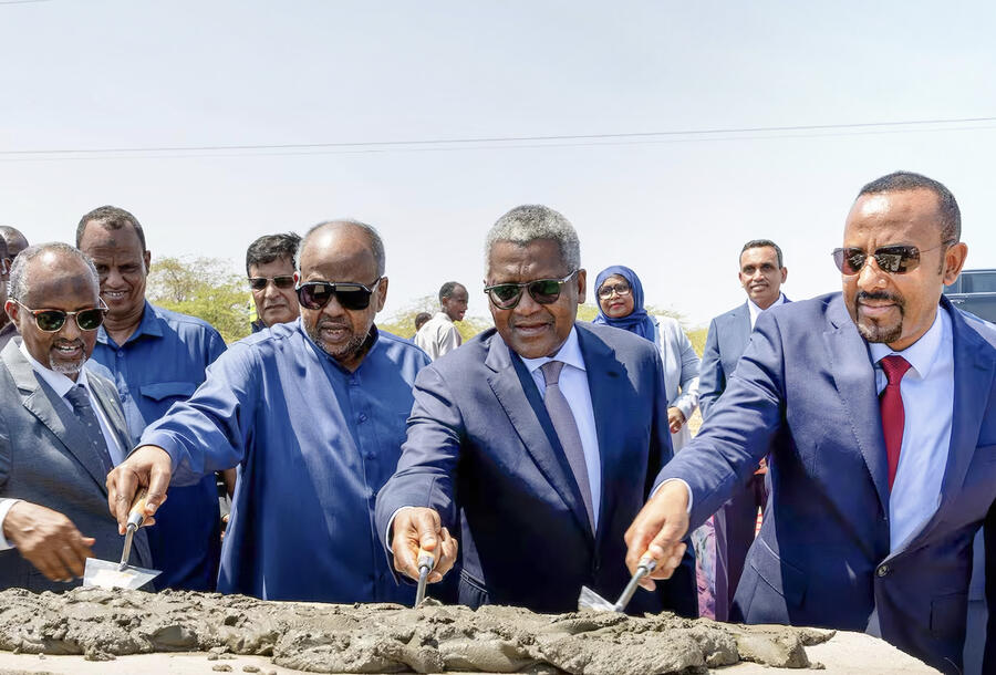 Le président djiboutien Ismaïl Omar Guelleh, le milliardaire nigérian Aliko Dangote et le Premier ministre éthiopien Abiy Ahmed lancent les travaux du terminal pétrolier dans le parc industriel de Damerjog, le 24 septembre 2026., ABOUBAKER MOHAMED HALLOYTA/PRÉSIDENCE DE DJIBOUTI