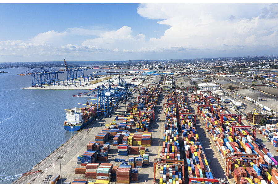 Le port autonome d'Abidjan. NABIL ZORKOT