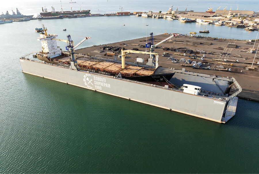 Le dock flottant de DSRY, 217 mètres sur 43, est la plus grande infrastructure de réparation navale de la mer Rouge et de l'Afrique de l'Est. DR