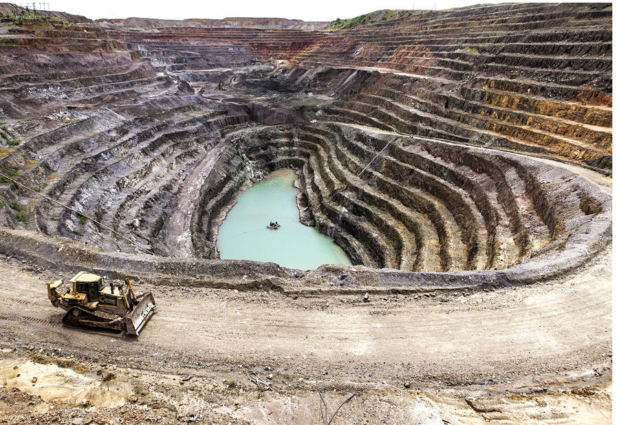 Excavations pour trouver du cuivre ou du cobalt, sur le site du remblai T17, à Kolwezi, au sud-est de la RDC. GWENN D. POUR JA