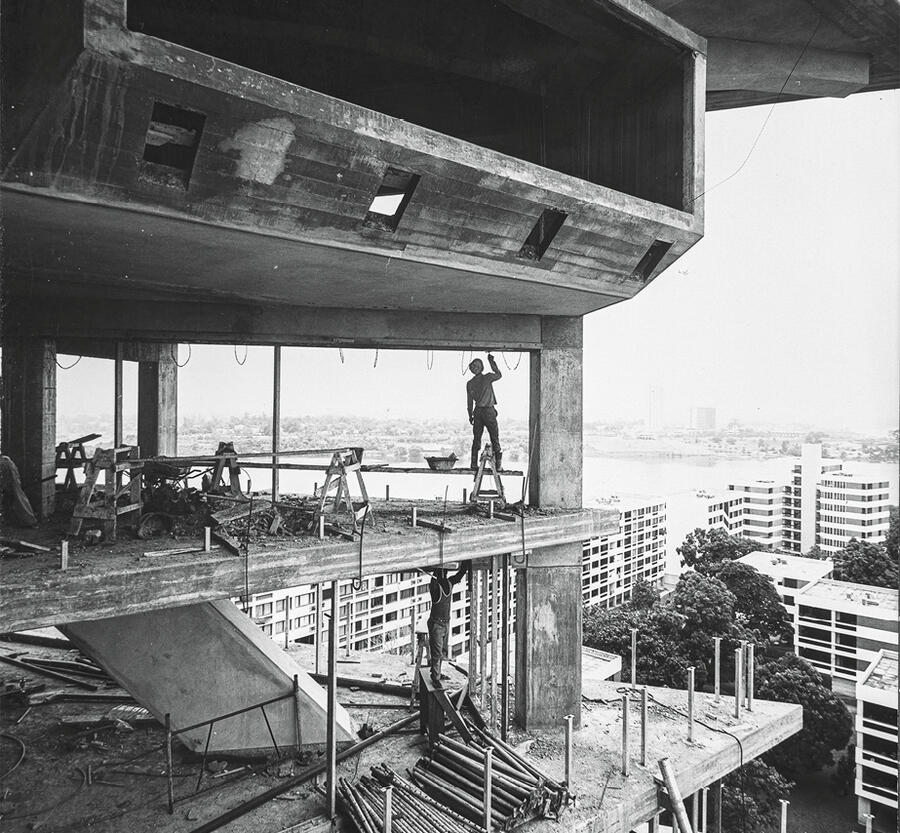 La Pyramide d'Abidjan en construction, autour de 1973, ALESSANDRO GLODER