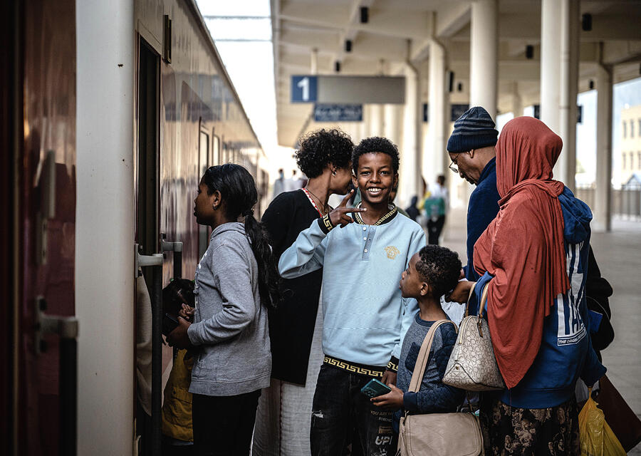 Des passagers embarquent dans le train qui relie Addis-Abeba à Djibouti, le 9 septembre 2023. WANG GUANSEN/XINHUA-REA