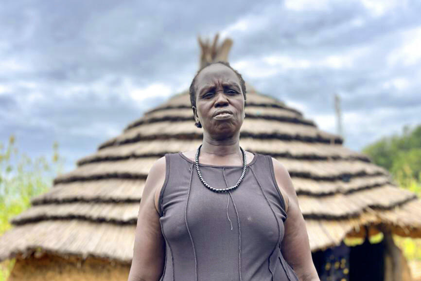 De haut en bas et de gauche à droite : Yar Malith devant la maison où elle vit avec quatre de ses neuf enfants, entre Bor et Rumbek, au Soudan du Sud ; une famille nomade près du puits de Bir Hakuma, dans le désert de Bayuda, au nord du Soudan ; l'église Bete Giyorgis, dédiée à saint Georges, à Lalibela, en Éthiopie ; toujours à Lalibela, dans la région de l'Amhara. XAVIER ALDEKOA