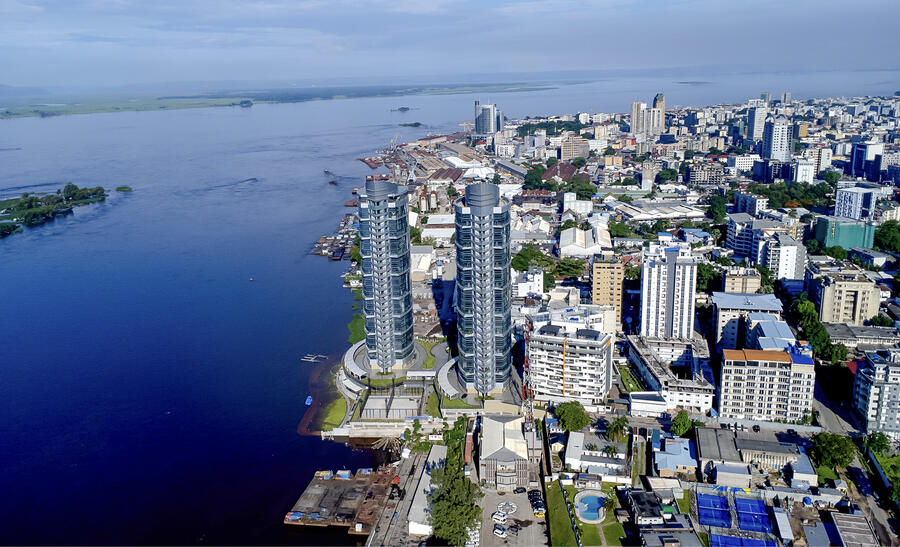 Kinshasa : vue aérienne du quartier de la Gombe, sur la rive du fleuve Congo. SHUTTERSTOCK