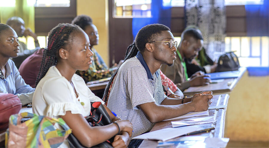 Des étudiants de l'Université de Dschang, au Cameroun. SHUTTERSTOCK