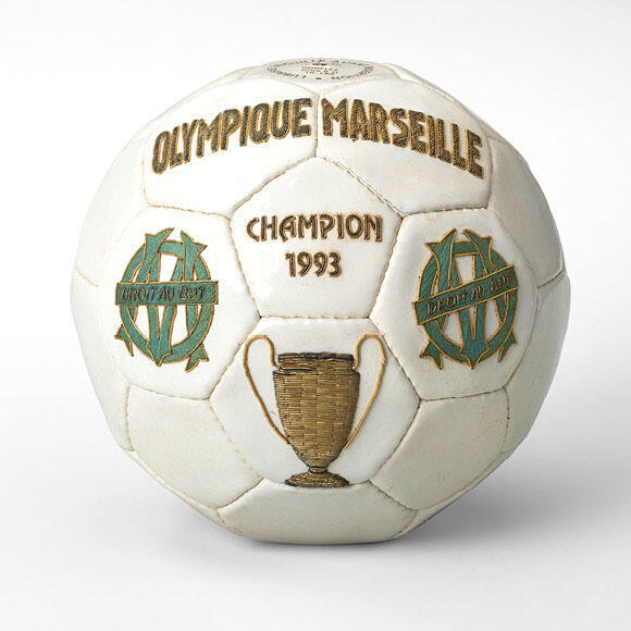 Ballon commémoratif de la victoire de l'Olympique de Marseille face au Milan A.C, en 1993, en Ligue des champions. DR