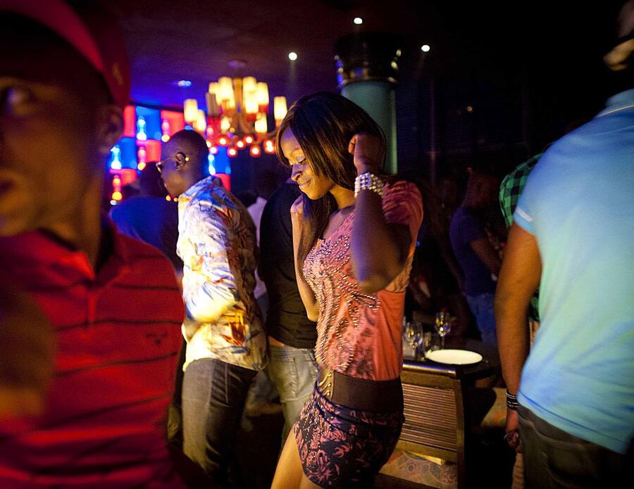 Soirée festive pour une édition de la Dakar Fashion Week.SYLVAIN CHERKAOUI/COSMOS