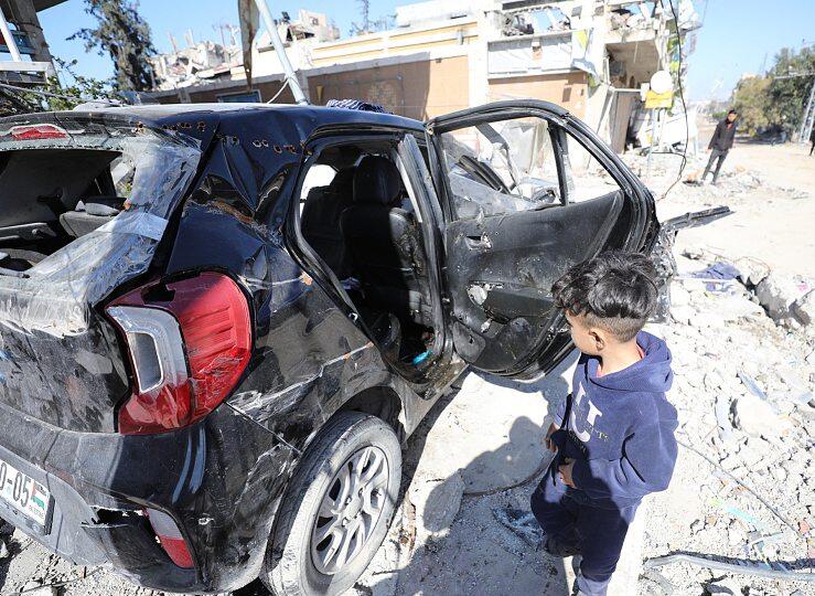 Dans le quartier de Tel al-Hawa, à Gaza City, le 10 février 2024, un enfant regarde la voiture où Hind Rajab et des membres de sa famille on perdu la vie. DAWOUD ABO ALKAS/ANADOLU/ANADOLU VIA AFP