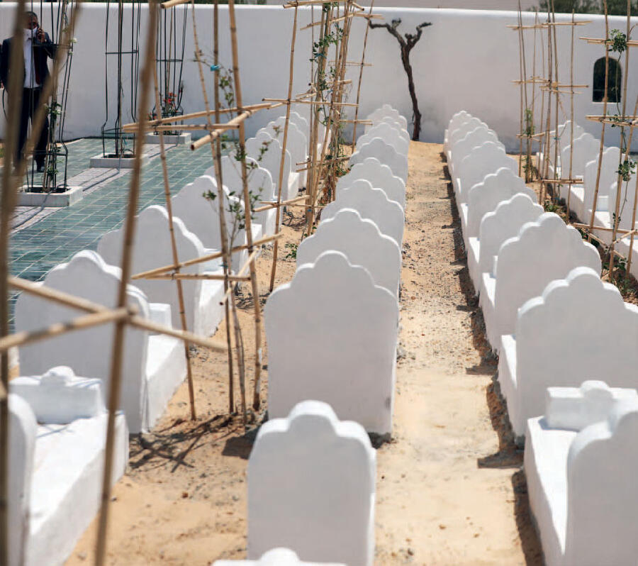 L’artiste algérien d’obédience soufie a pris soin de brasser des influences chrétiennes et musulmanes dans ce lieu mémoriel, appelé « Jardin d’Afrique » et installé à Zarzis, dans le sud du pays.