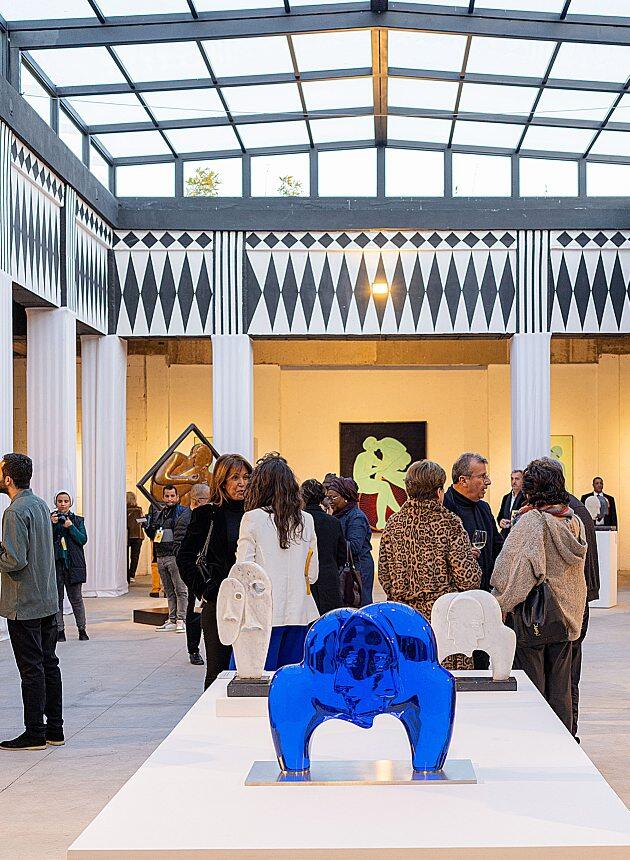 Sculpture en cristal de Bohême au premier plan, et vue de la scénographie. DR