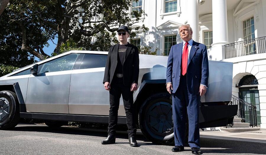 Le président Donald Trump et le milliardaire Elon Musk dans la cour de la Maison-Blanche, le 11 mars 2025, à Washington. ALAMY STOCK PHOTO