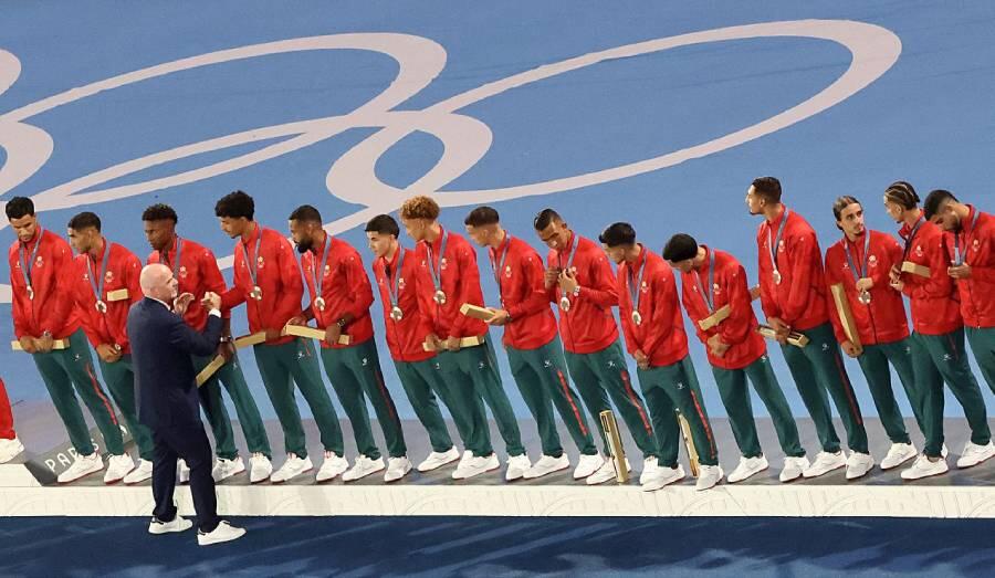 Le président de la FIFA Gianni Infantino félicite les Marocains pour avoir remporté la médaille de bronze de football aux Jeux olympiques, le 9 août 2024, au parc des Princes.JACK GUEZ/AFP
