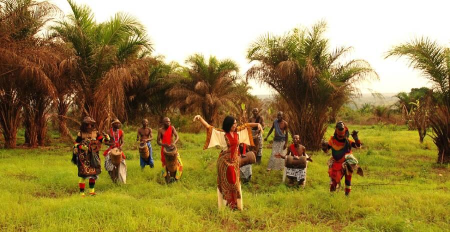 La scène de rencontre des cultures tchokwé et qôm dans Les Dieux d’eau, sorti en 2014. DR