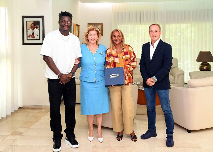 La Première dame Dominique Ouattara, dans ses bureaux de Cocody, aux côtés d’Aboudia, d’Akoula Amon et de Renaud Chauvin Buthaud.DR