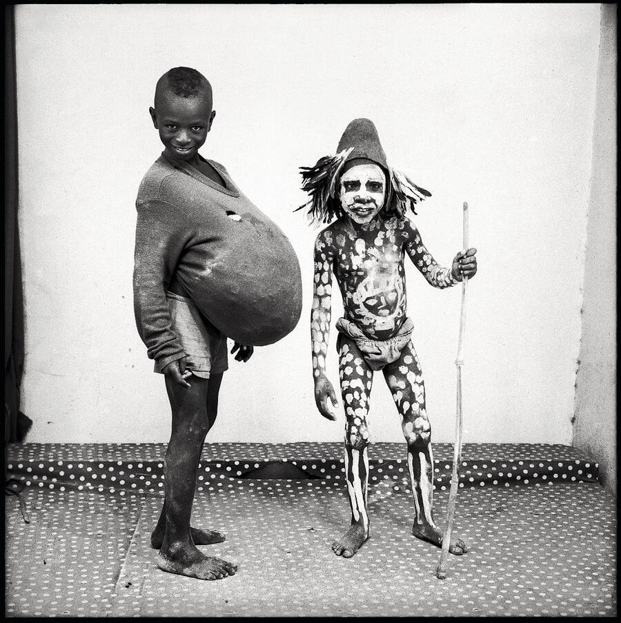 Yokoro [tradition malienne où les enfants se déguisent], Studio Malick, Bamako, 1983.