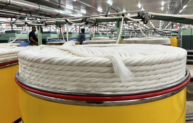 Mars 2024. Le coton est traité dans une usine textile de la zone industrielle de Glo-Djigbé (GDIZ). CHRISTINA PETERS/ZUMA-REA