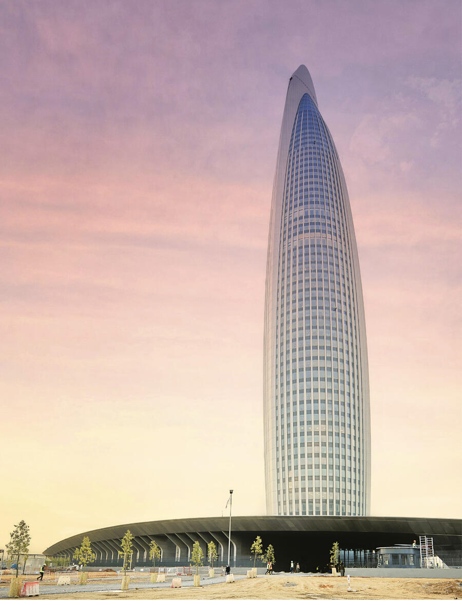 Certifiée pour son efficacité énergétique, la tour est dotée de 2200 m² de panneaux solaires sur le toit et environ 1800 m² sur la façade. BESIX